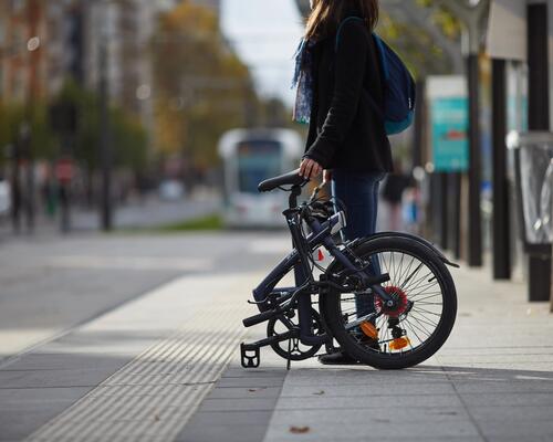 pessoa a utilizar bicicleta dobrável