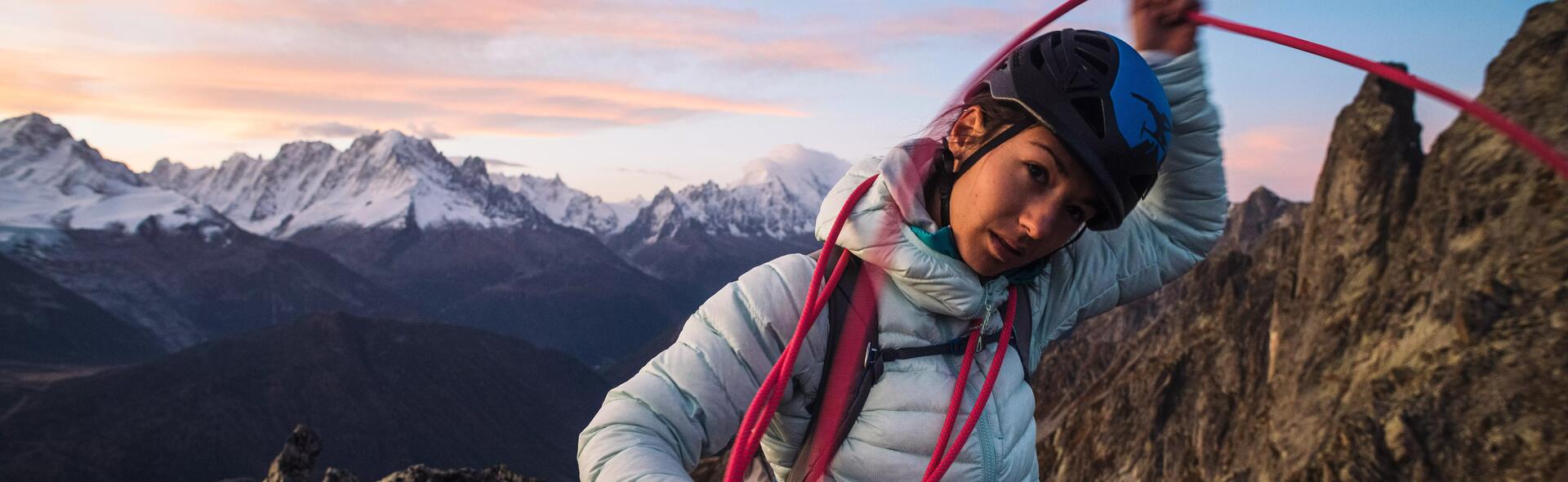 Alpinista a enrolar corda