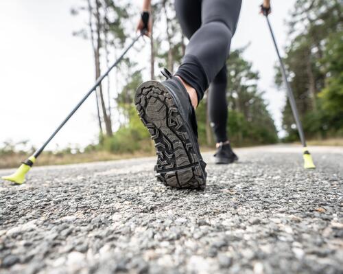 Wie wechselt man die Spitzen von Nordic Walkingstöcken?