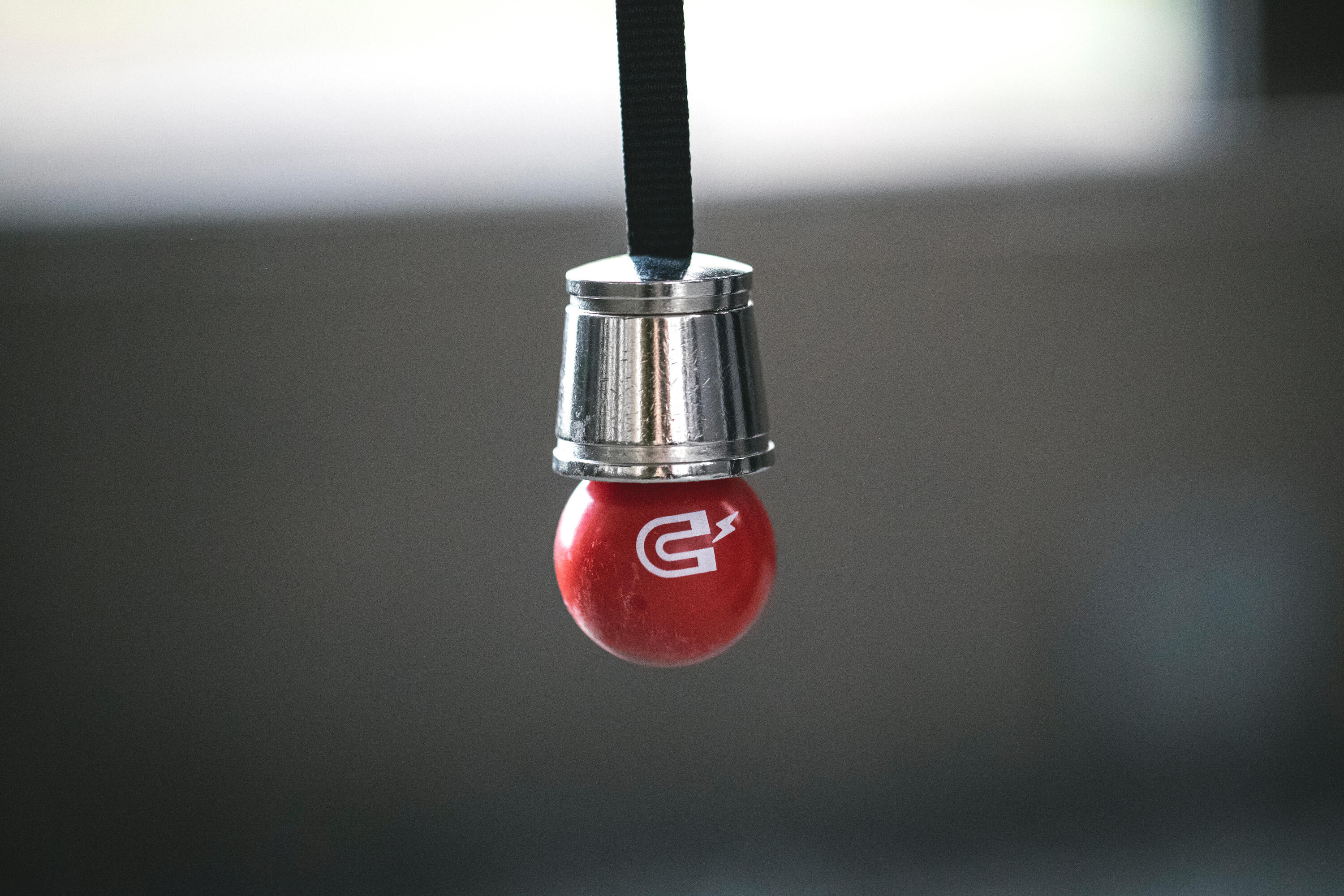 Nahaufnahme einer kleinen roten Zielkugel für Pétanque an einem Magnetheber.