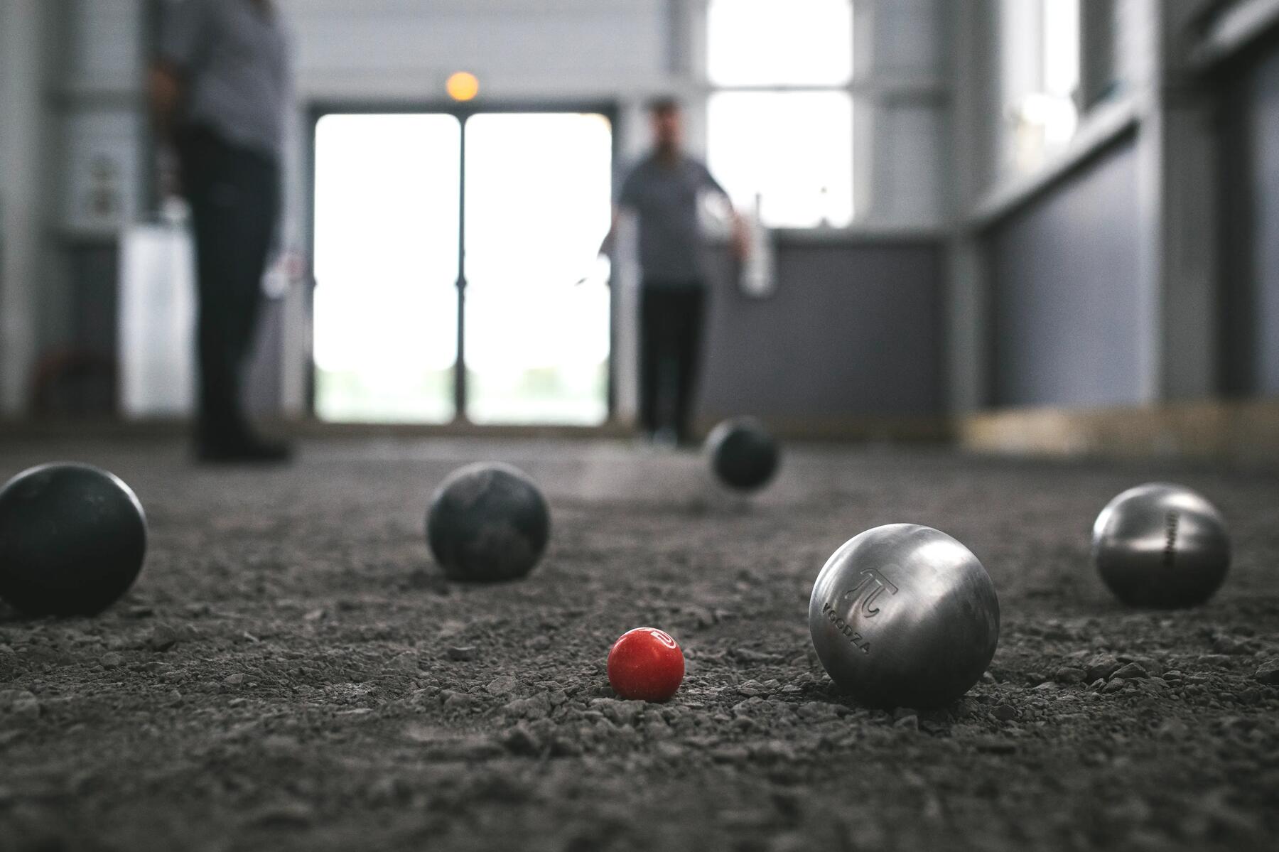 Petanqueballen en een butje op een officieel terrein voor petanque