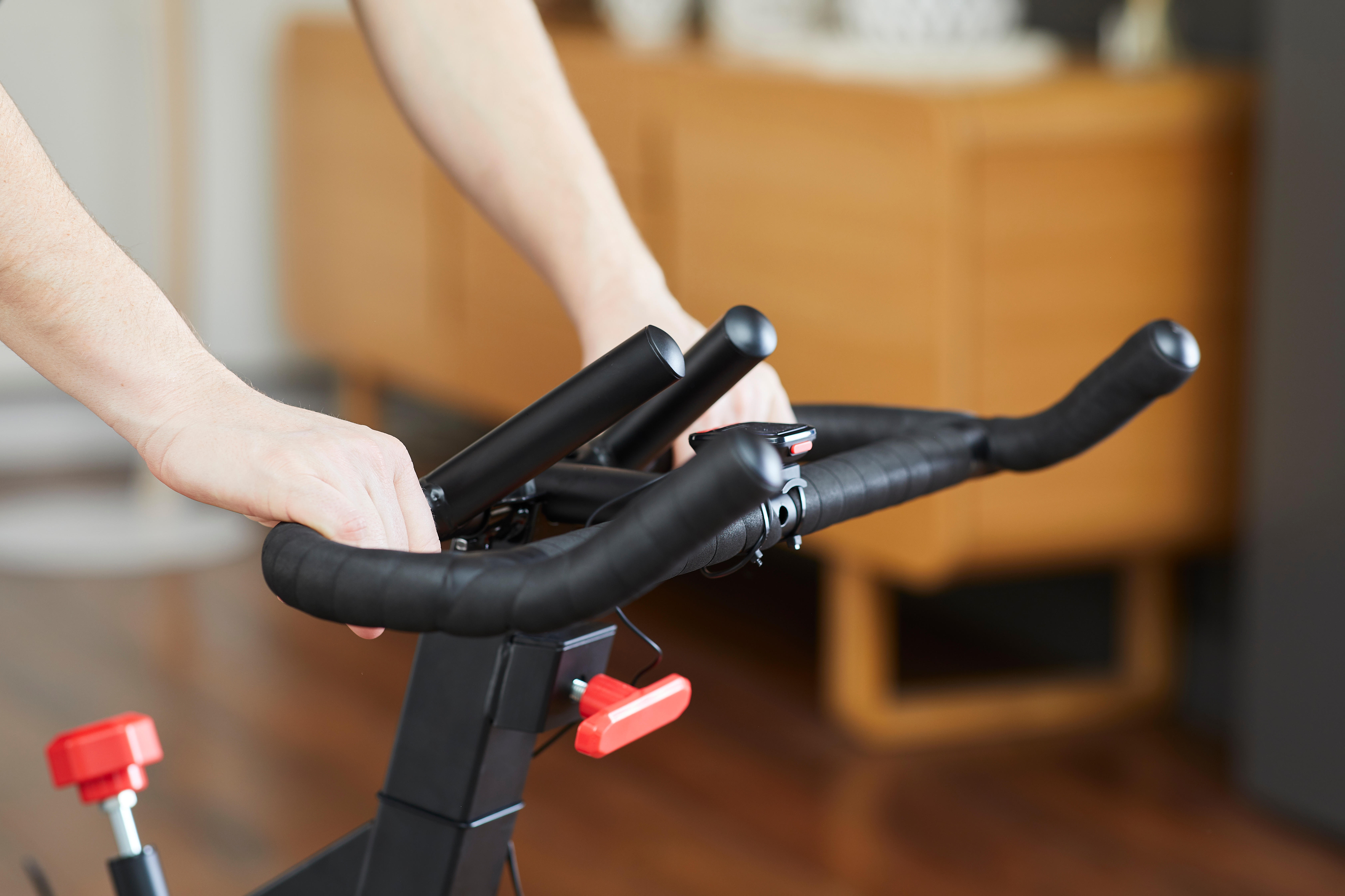 Vélo stationnaire avec roue d’inertie de 12 kg – Biking 100 - DOMYOS