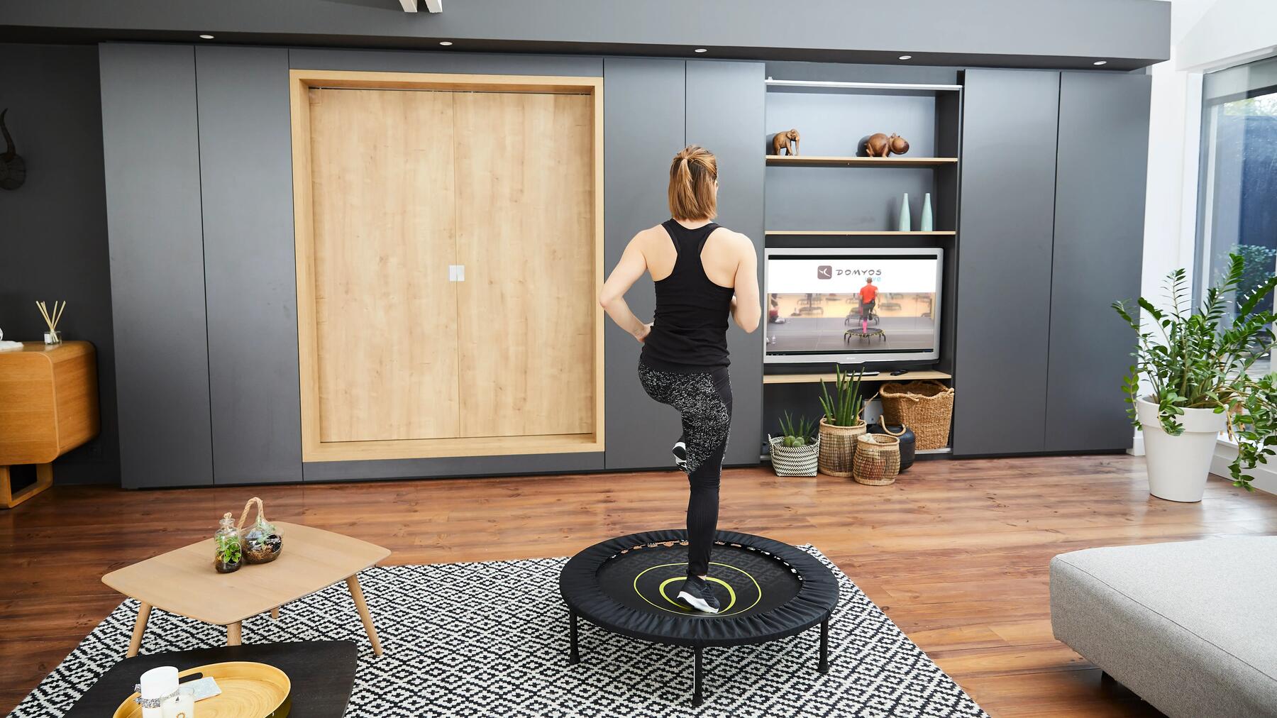Eine Frau trainiert auf einem Trampolin