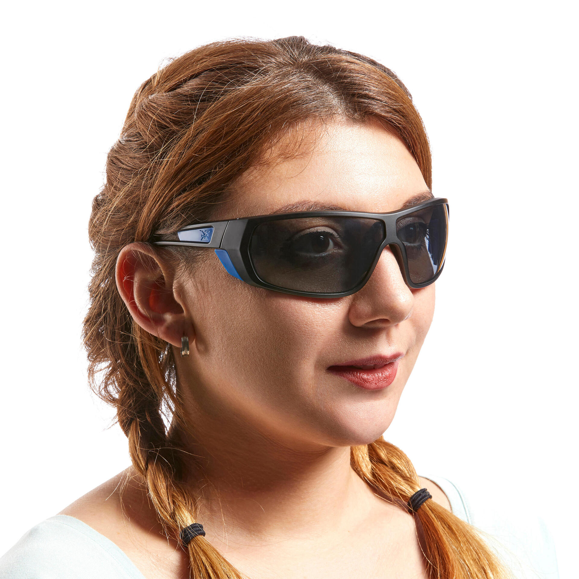 Frau mit Sonnenbrille für das Bergsteigen