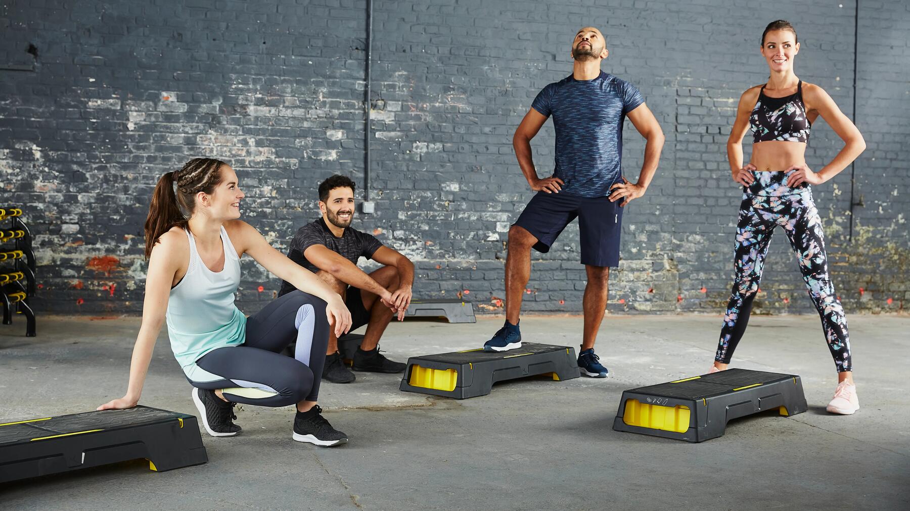 Glückliche und motivierte Menschen beim gemeinsamen BODYATTACK Auspowertraining!