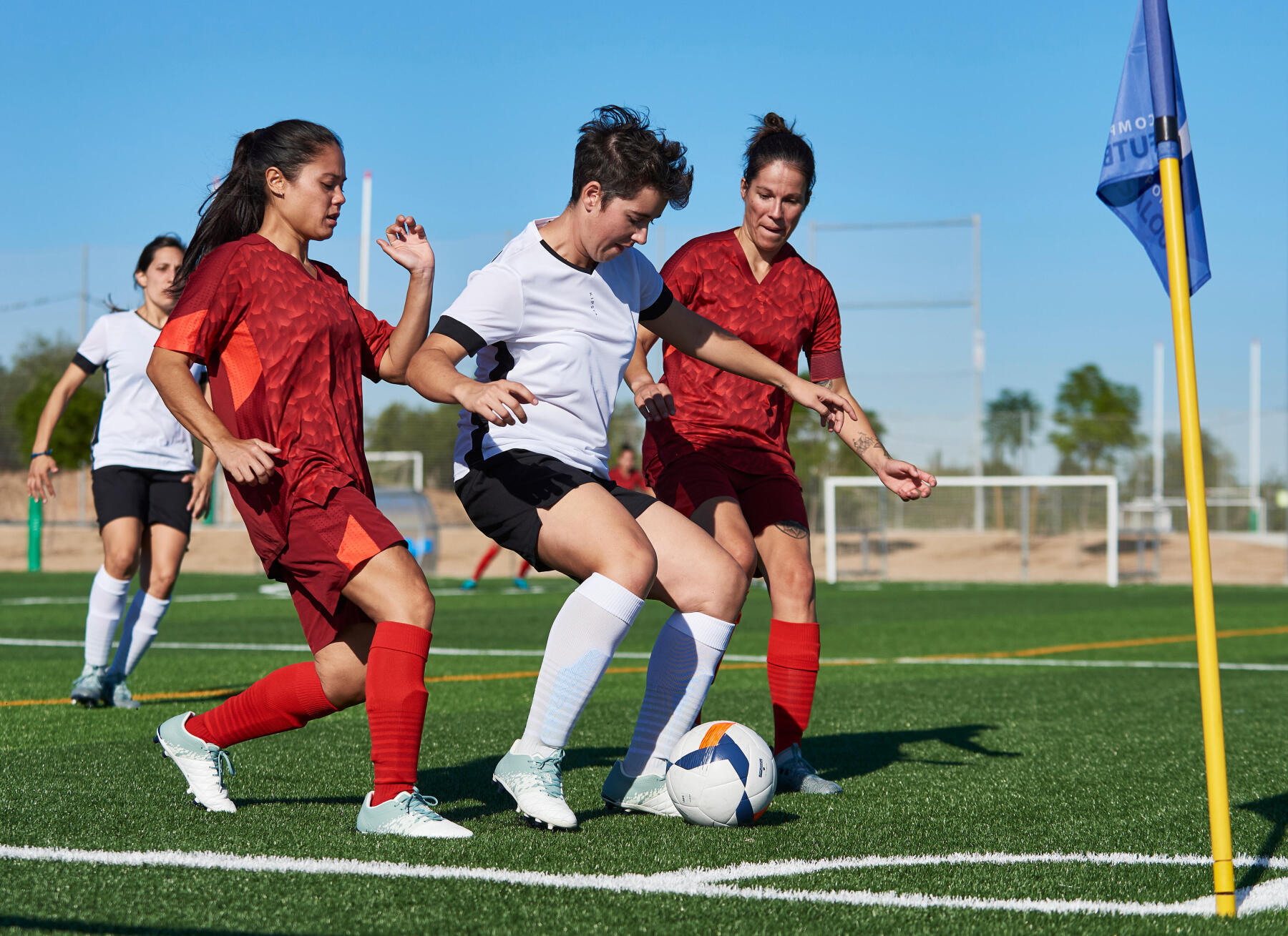 Entraînement De Football Ou Course Et Une équipe De Filles Jouant