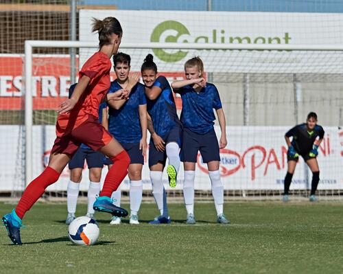¿Cómo colocar bien la barrera en fútbol?