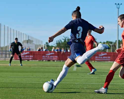 Jouer à plusieurs postes : quels avantages pour la joueuse de football ?