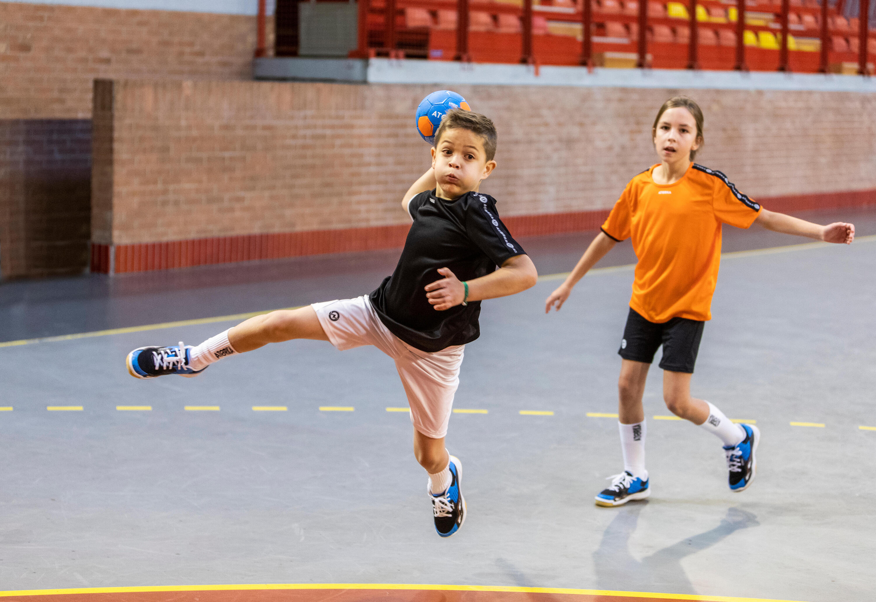 Kids' Handball H100 Soft Size 1 - Blue/Orange 4/11