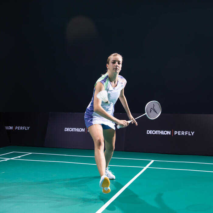 Mladý muž hrajúci bedminton