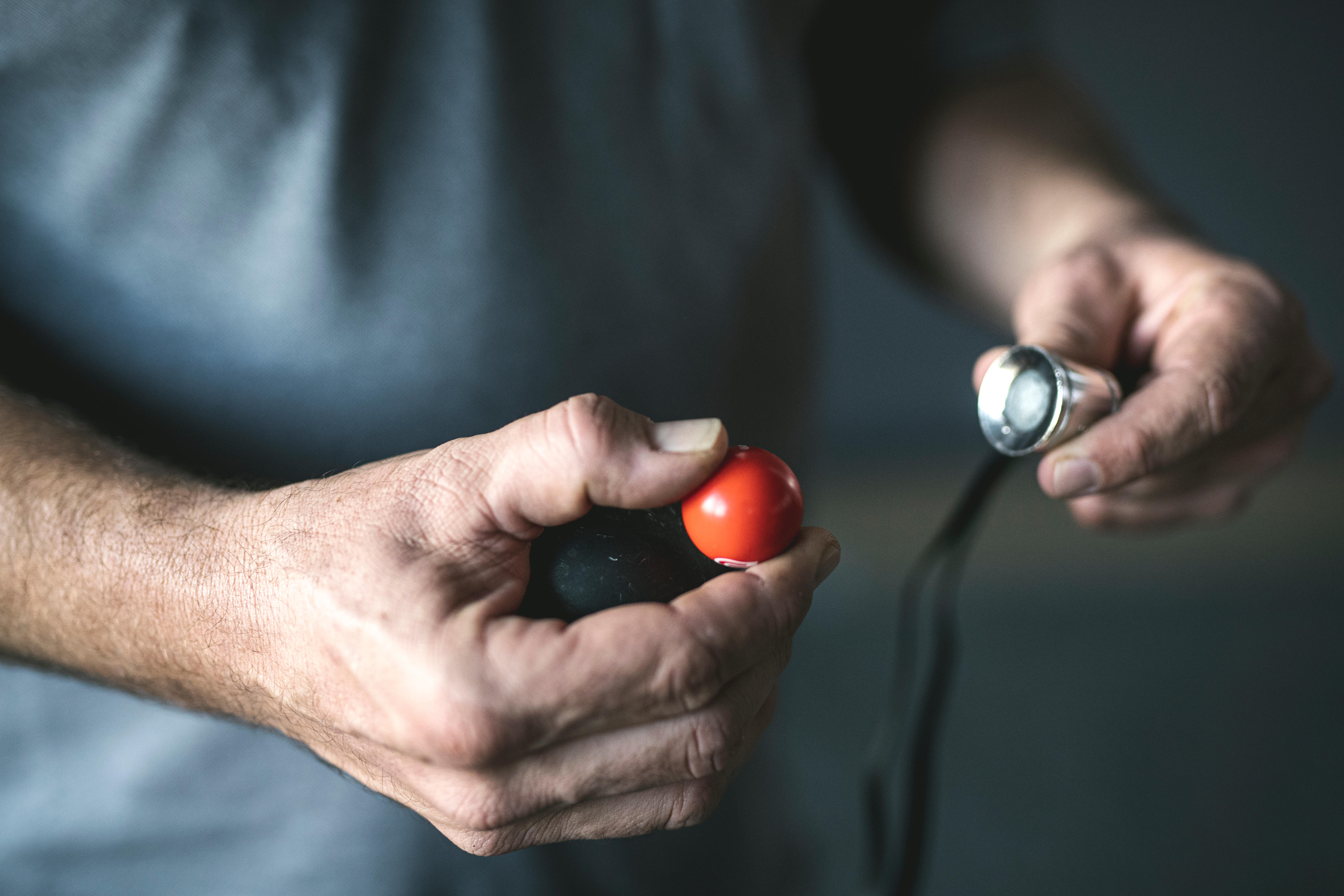 Un aimant de chaussures pour ramasser vos boules de pétanque sans vous  baisser