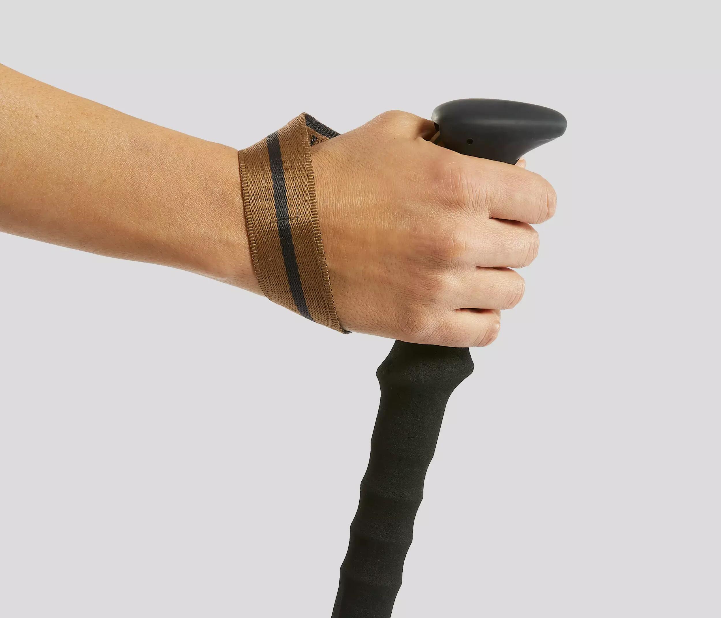 ¿Cómo ajustar la correa de mi bastón de senderismo?