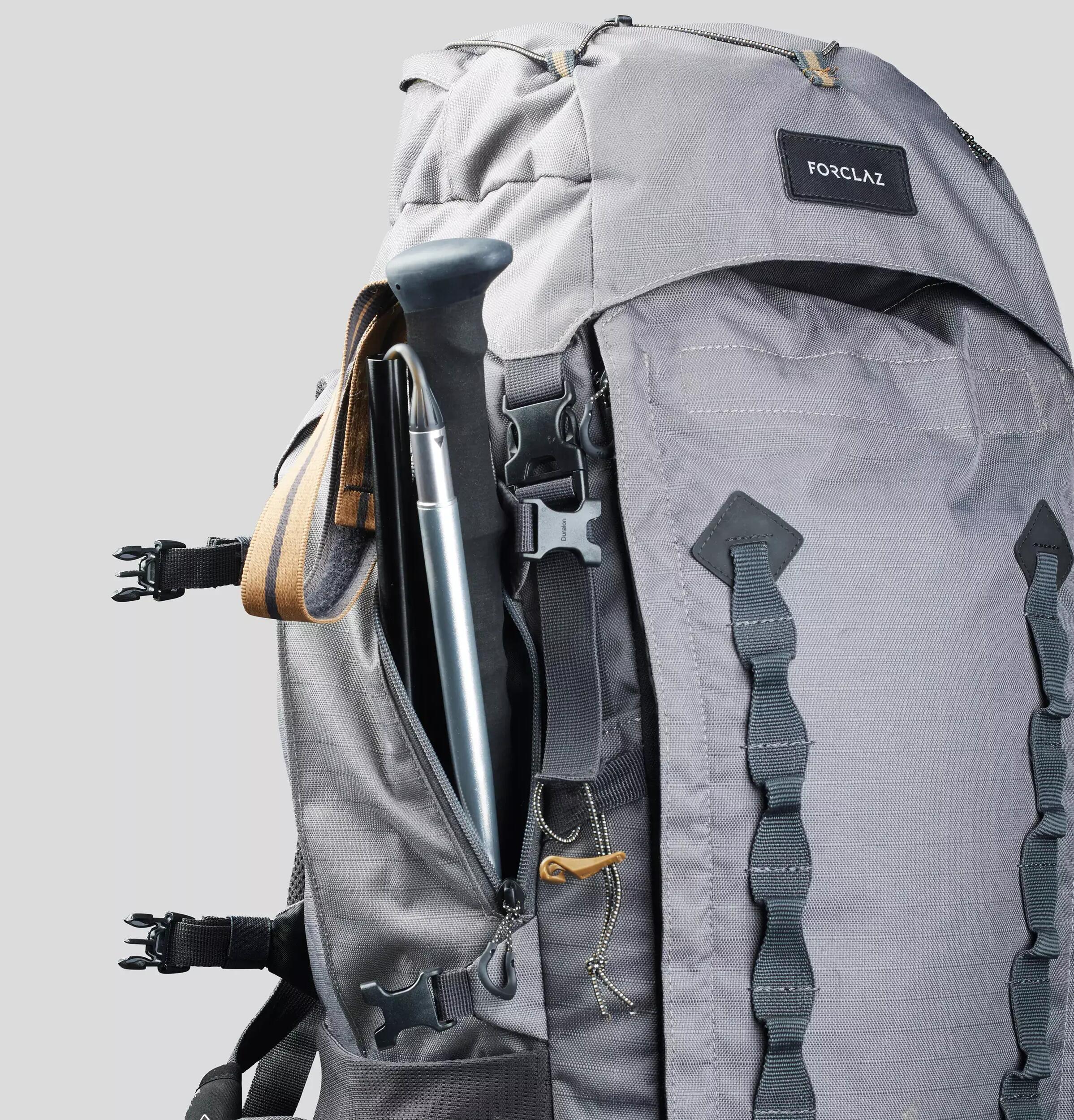 Où accrocher mes bâtons de randonnée sur un sac à dos ?