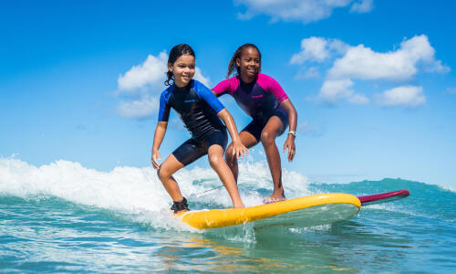 les bonnes raisons de se mettre au surf cet été