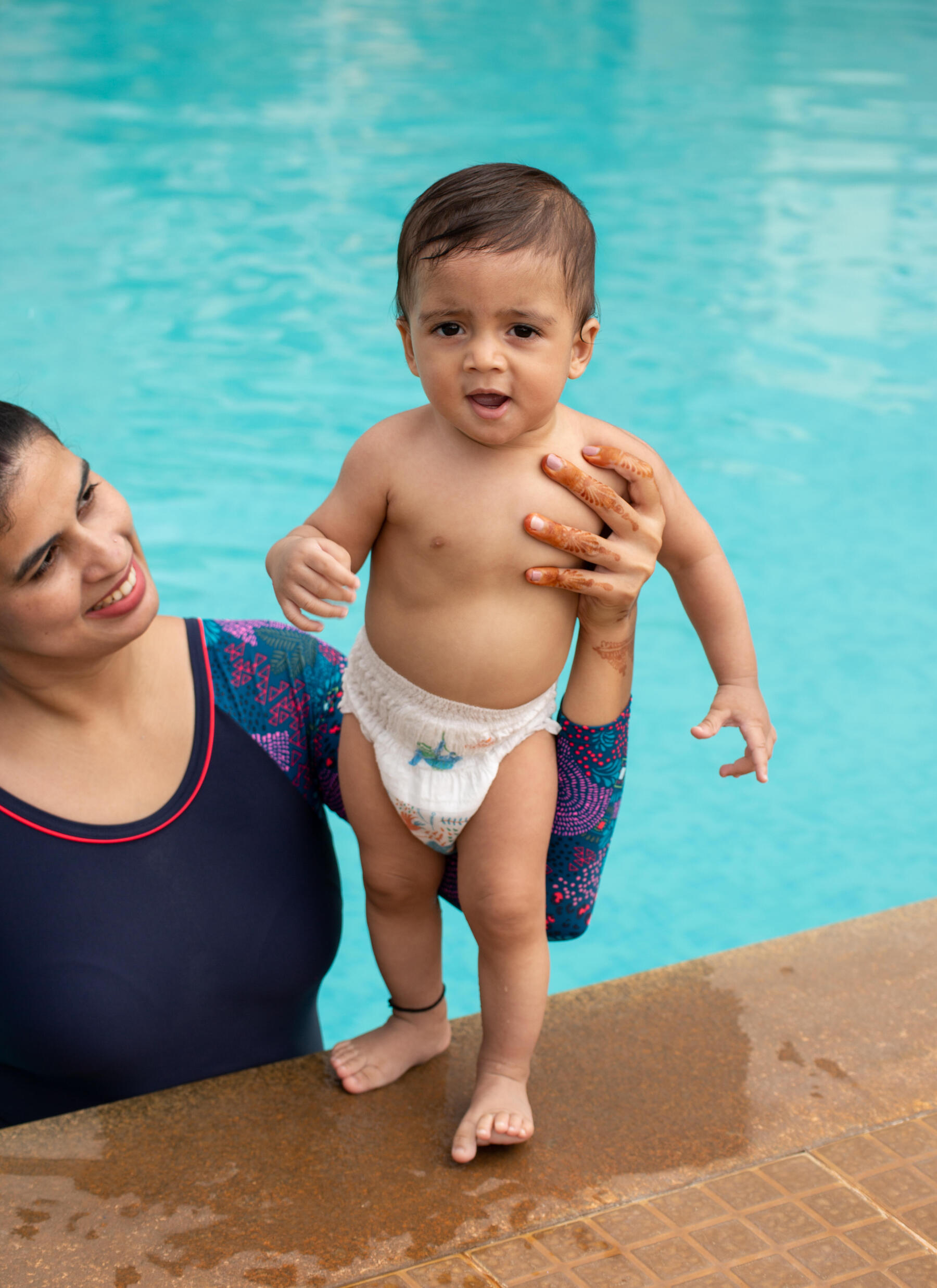 bebe na piscina com a mae