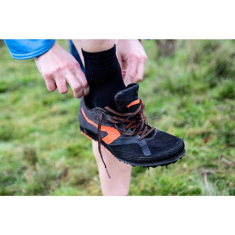 Veldloopschoenen met spikes zwart en oranje