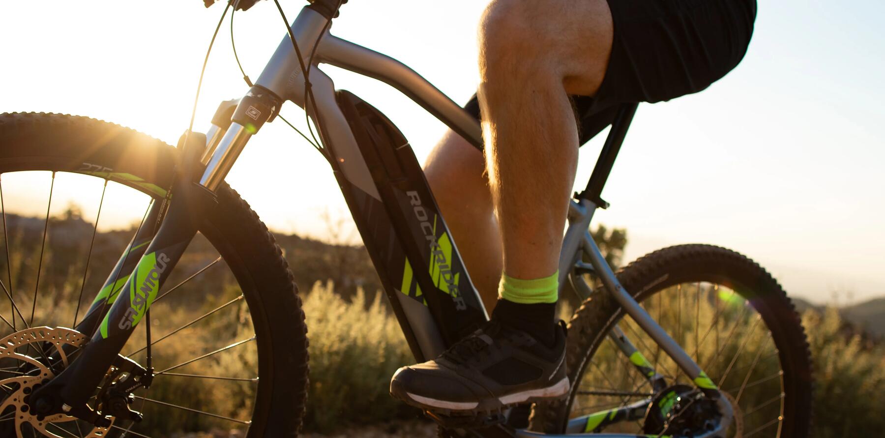 Homem a andar de bicicleta elétrica com motor no eixo central na natureza
