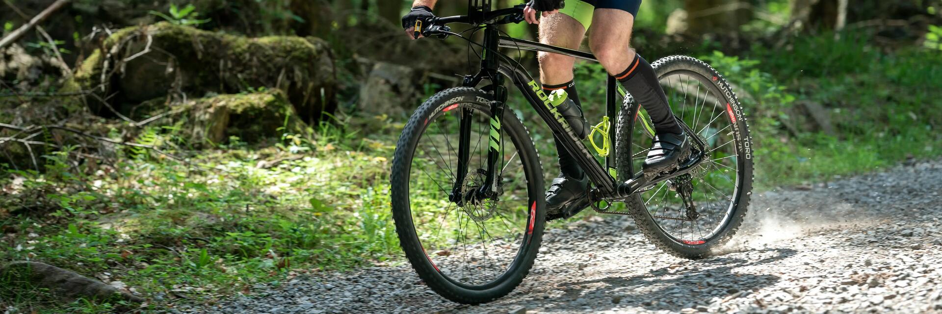 Mann fährt mit Mountainbike durch den Wald