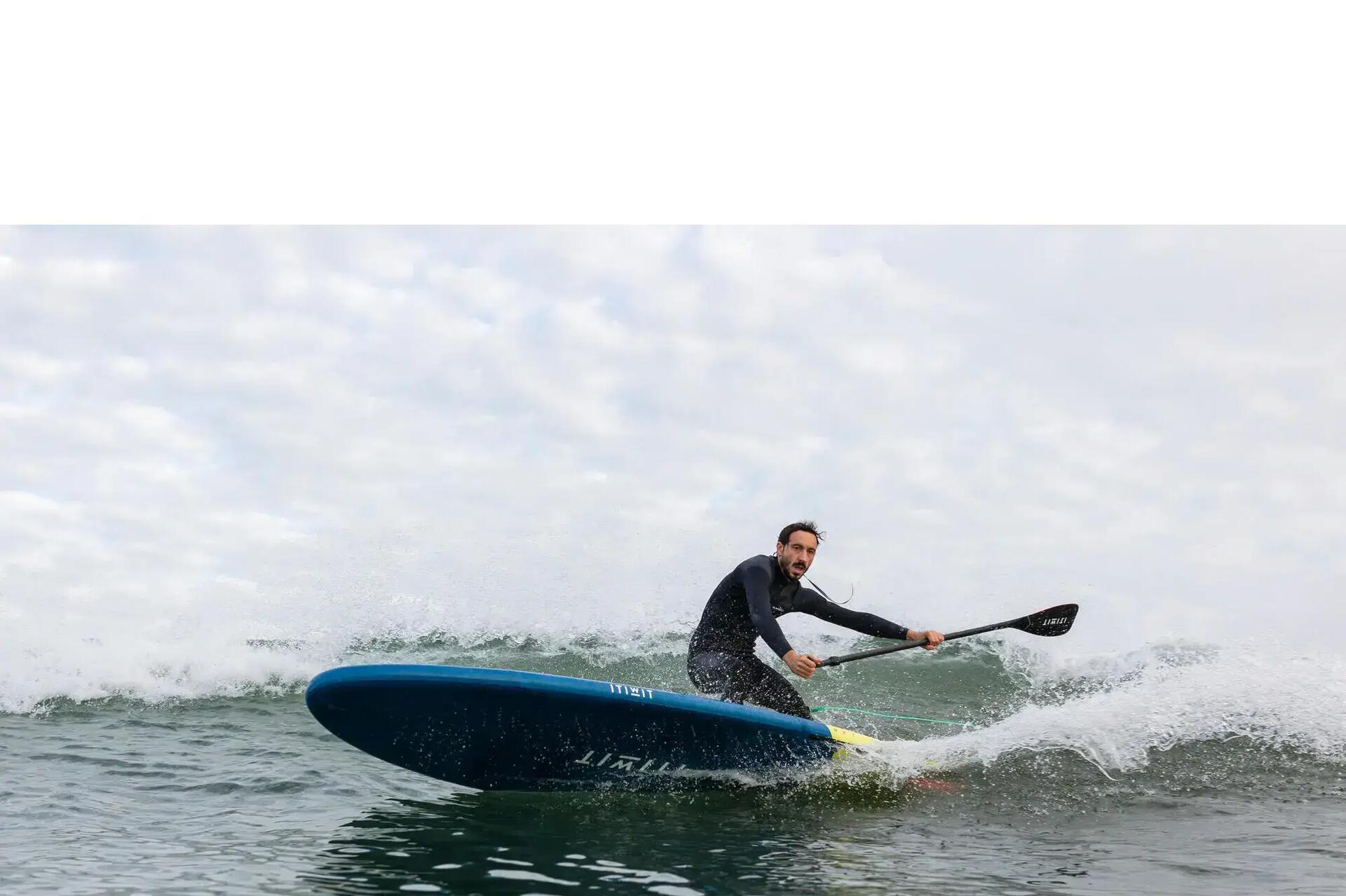 Erfahre hier, wie man mit dem Stand-Up Paddle richtig surft! Alle nützlichen Tipps und Tricks hier auf einen Blick.