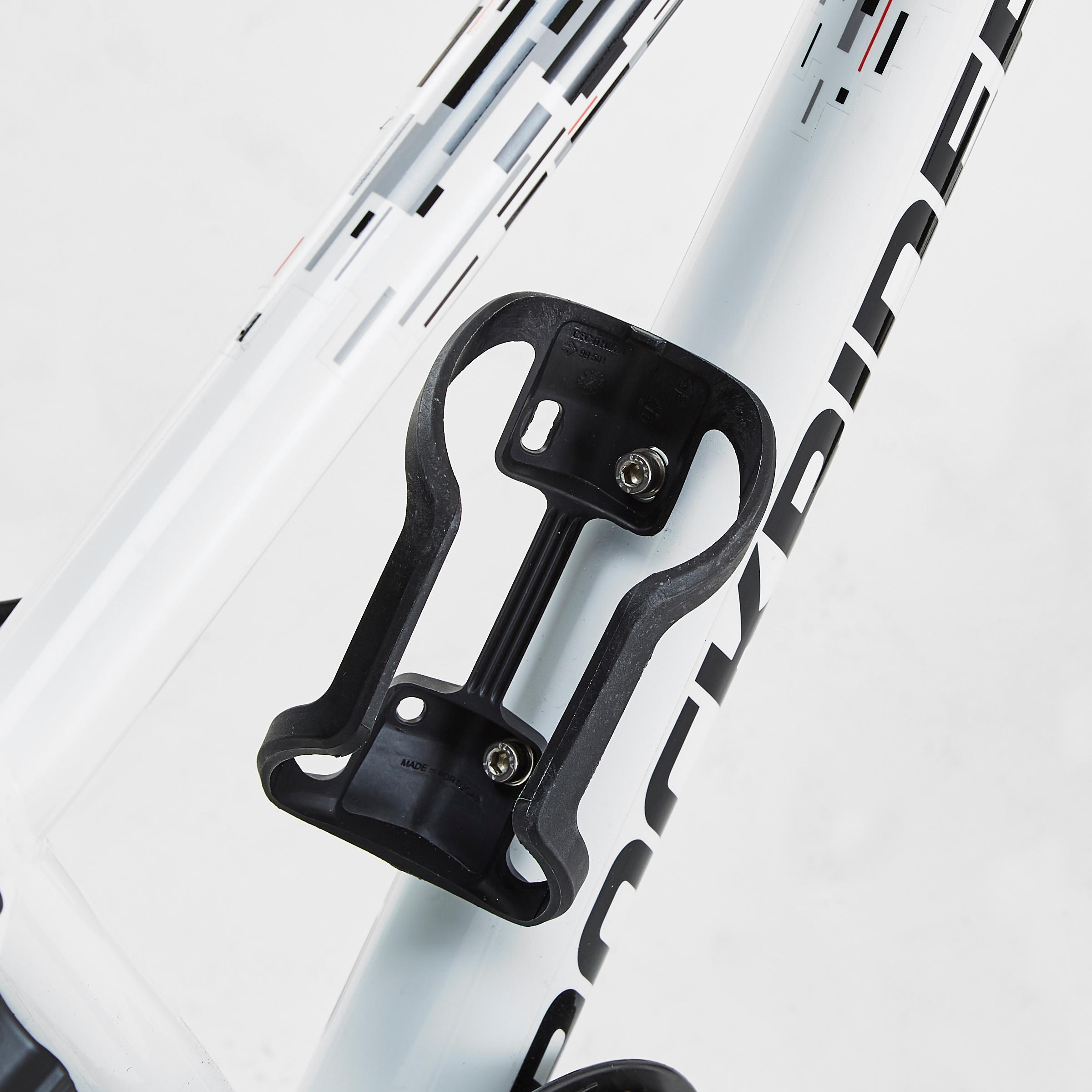 Frame-mounted bottle cage with side opening for a 380ml bottle. 3/7
