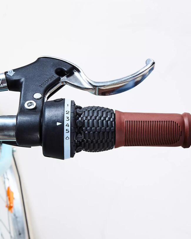 Rechter Teil eines silbernen Fahrradlenkers mit braunem Griff, Drehschaltunf und silbernem Bremshebel