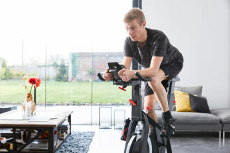 homem a praticar exercício numa bicicleta de ciclismo indoor