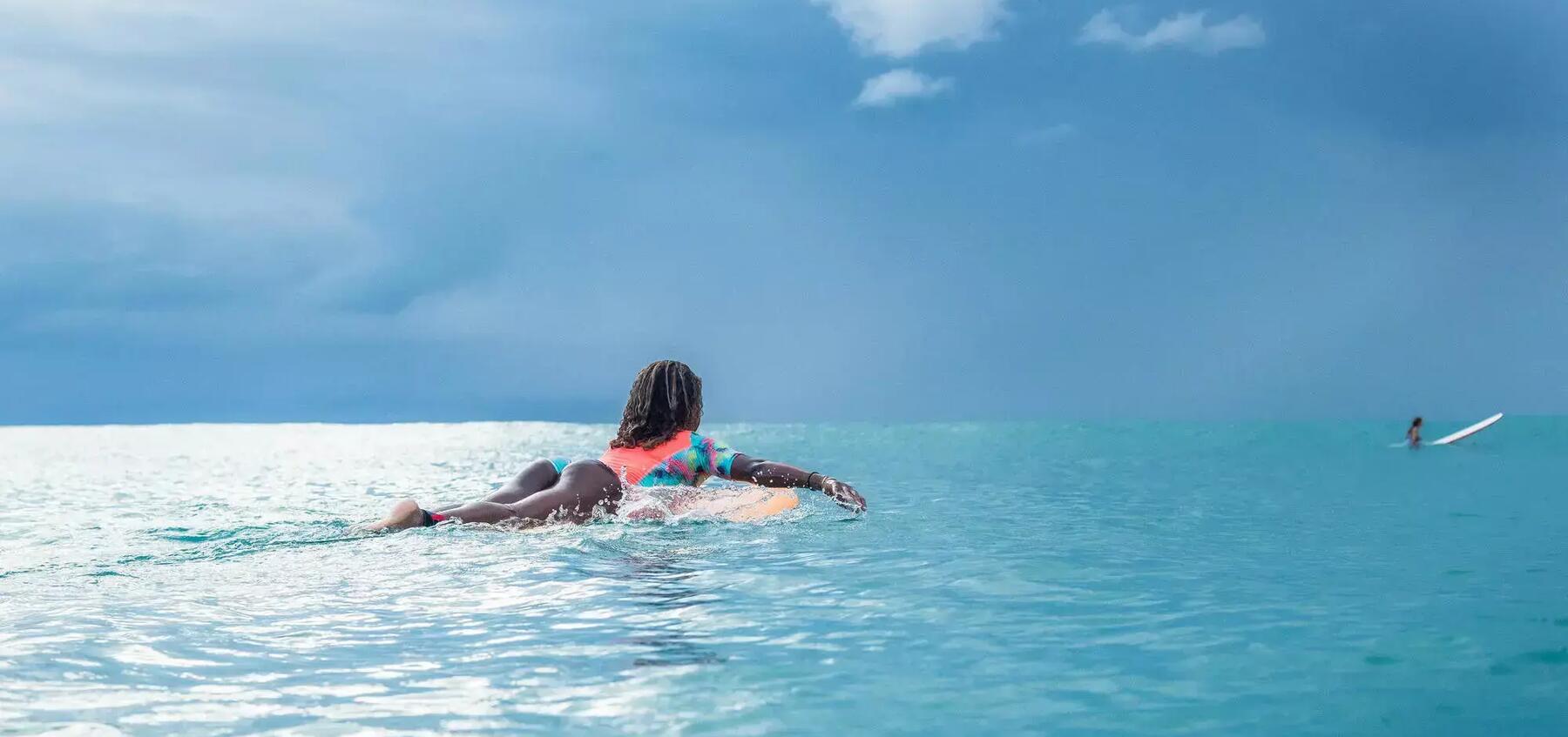 rapariga no mar com equipamento decathlon