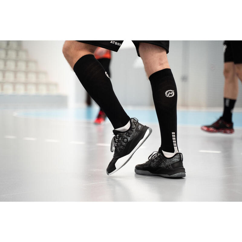 Chaussettes de handball compressives hautes adulte H900 noir/blanc