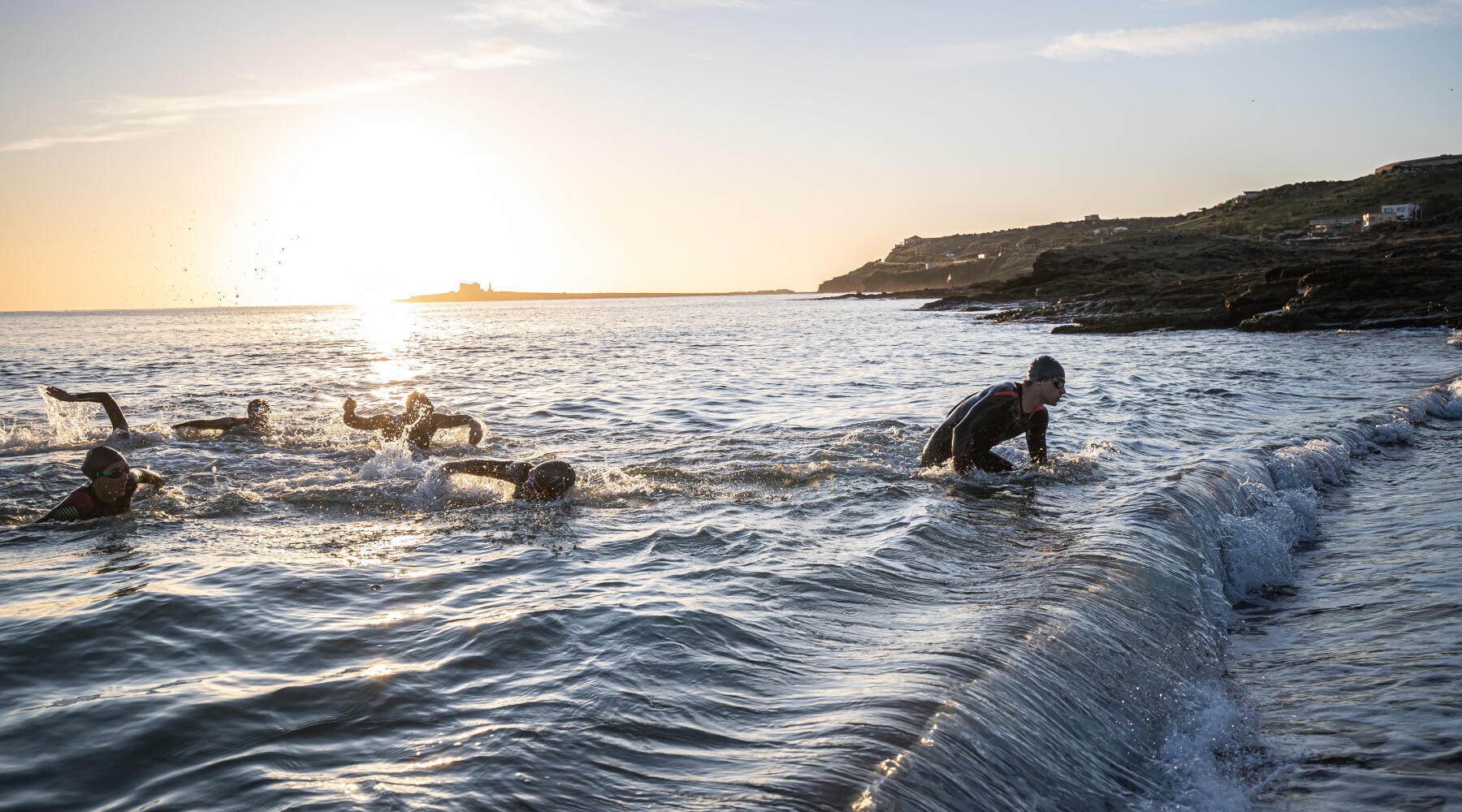 Triathlètes en train de sortir de l'eau pendant un triathlon
