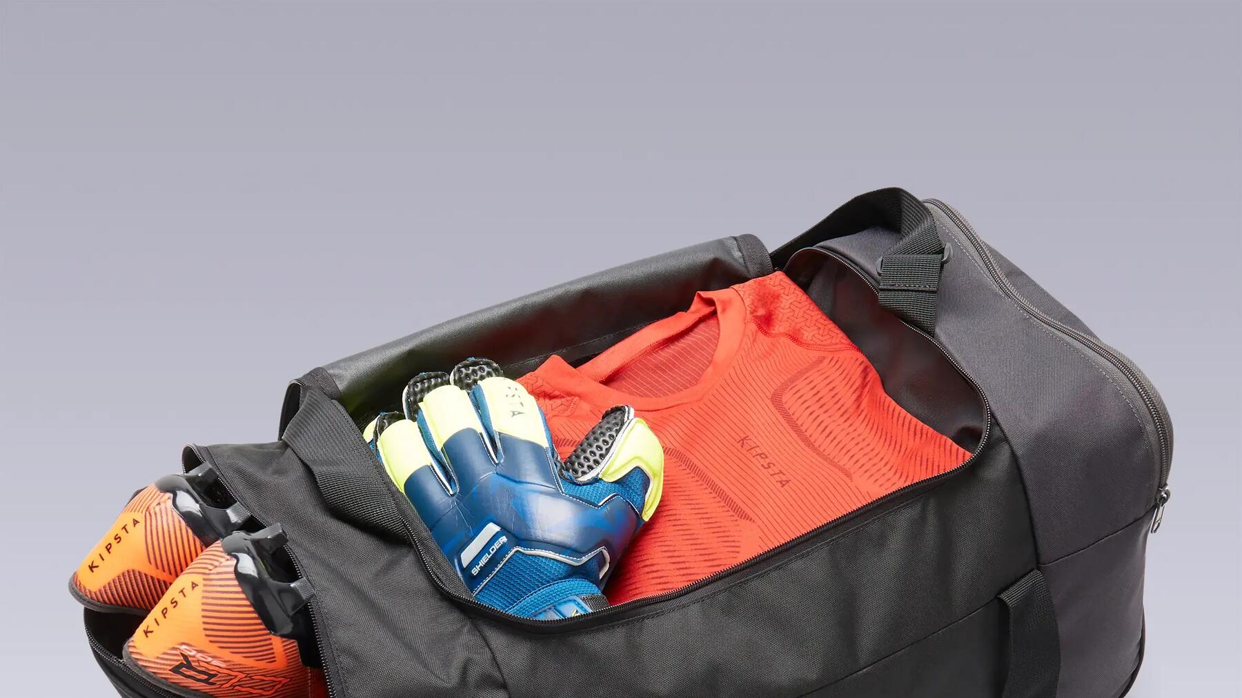 Eine Fußballtasche mit Extrafach für Stollenschuhe.