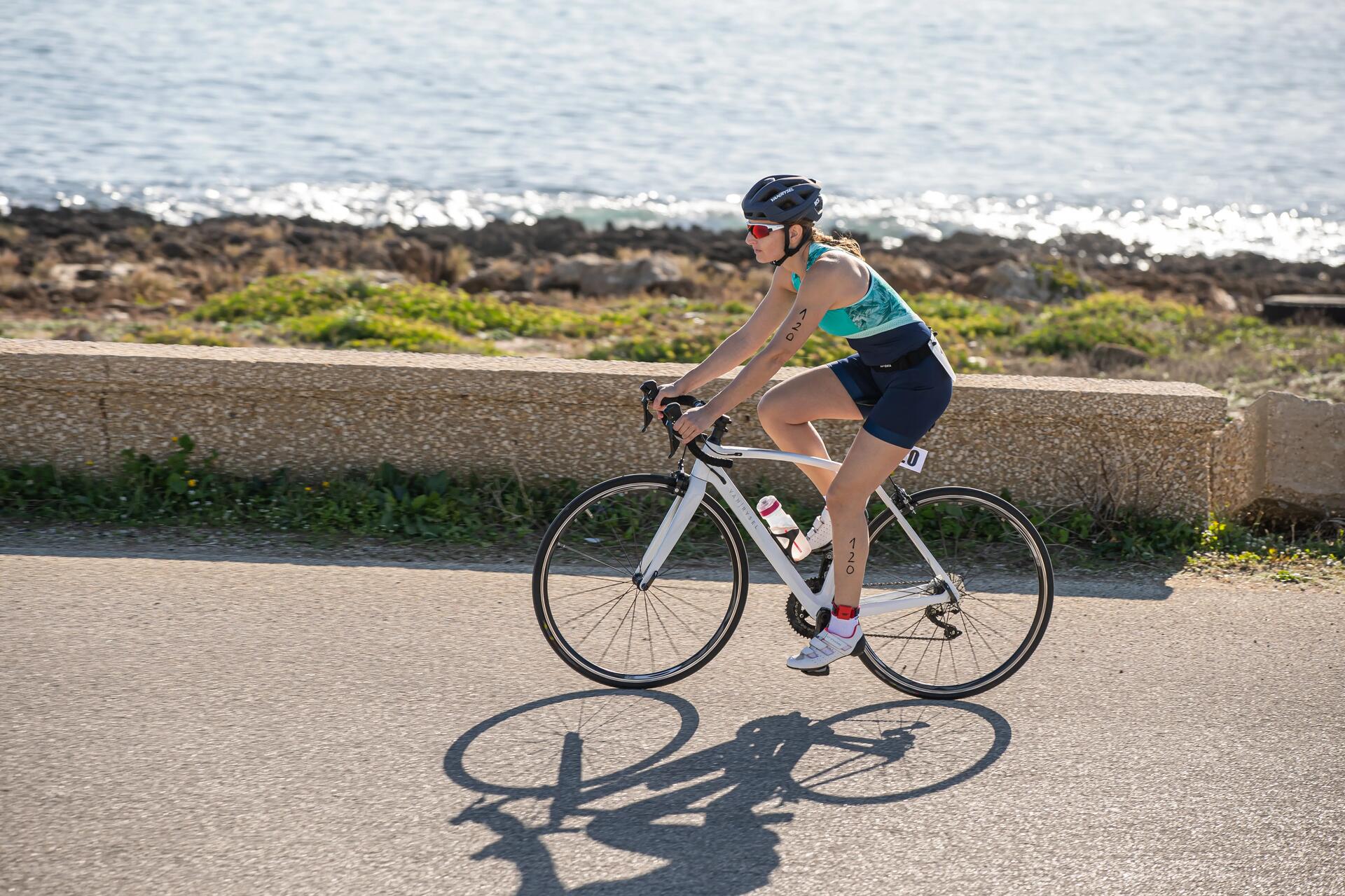 TRIATLON – CE ÎNSEAMNĂ ȘI CUM SE PRACTICĂ. AFLĂ CUM SE DESFĂȘOARĂ O CURSĂ ȘI DE CE AI NEVOIE PENTRU A PARTICIPA