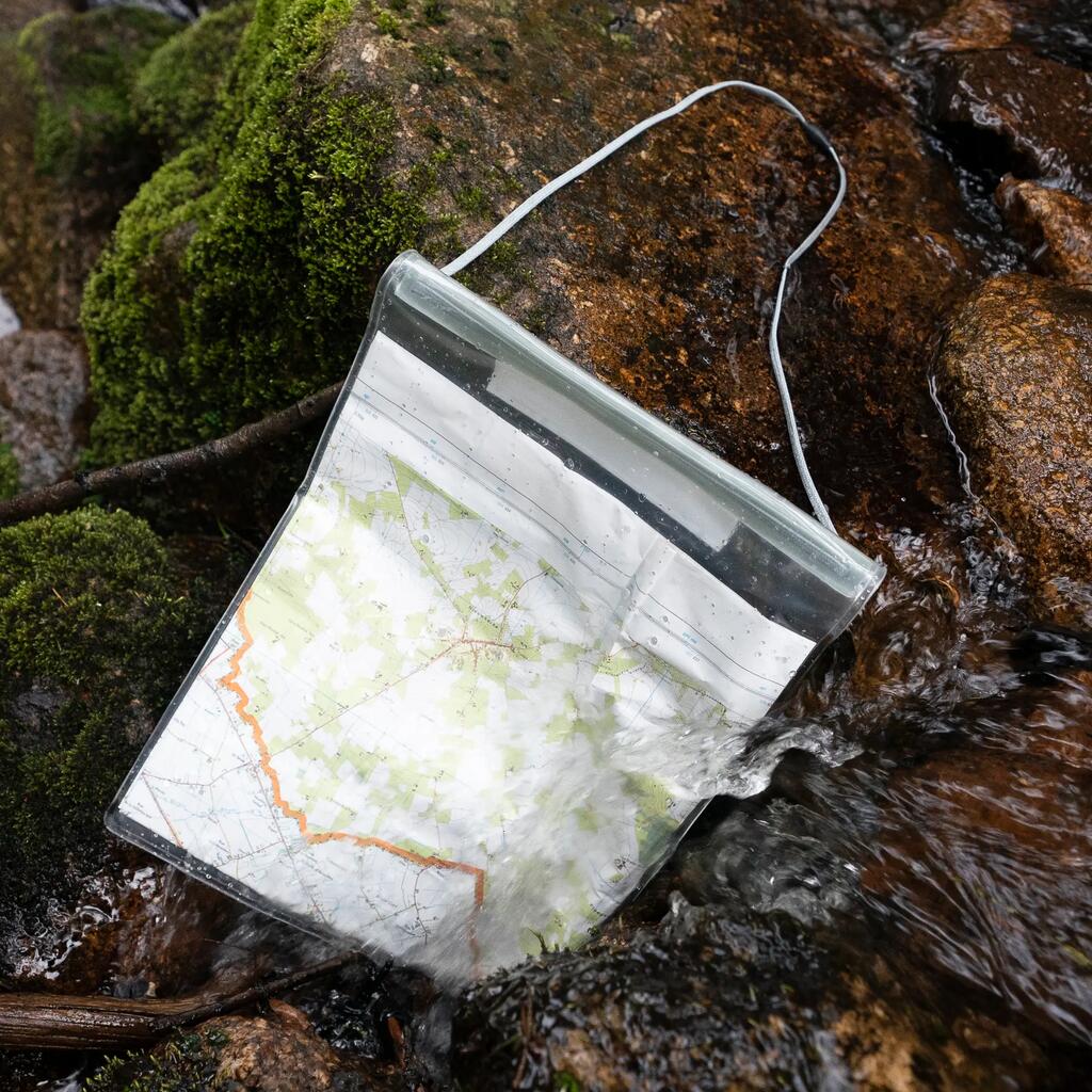 Supple map pouch for hiking and orienteering