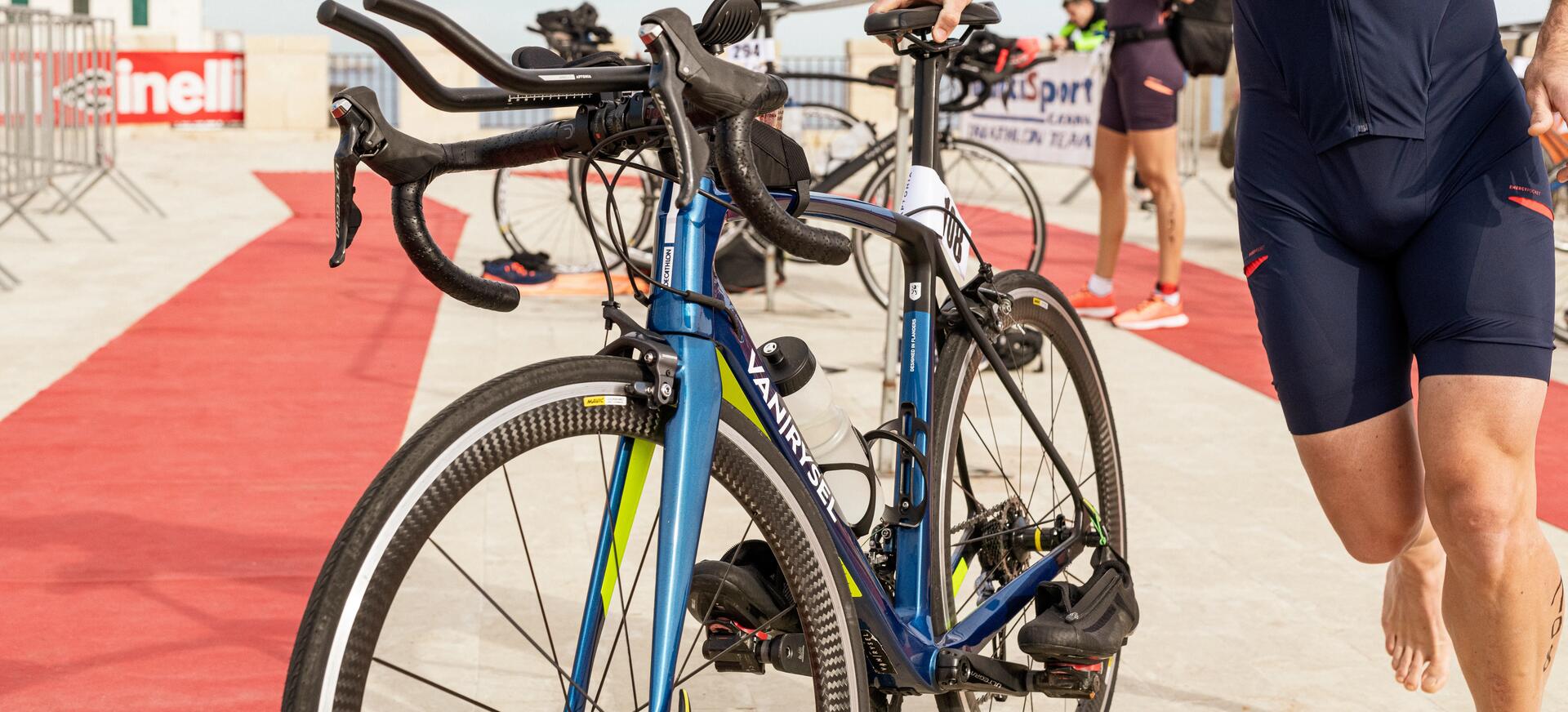 POURQUOI CHOISIR UNE CHAUSSURE VELO SPECIFIQUE TRIATHLON
