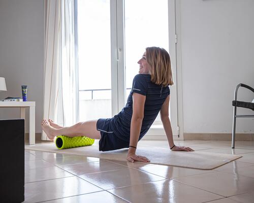 Sportive qui s'auto-masse pour récupérer après le sport et éviter les blessures