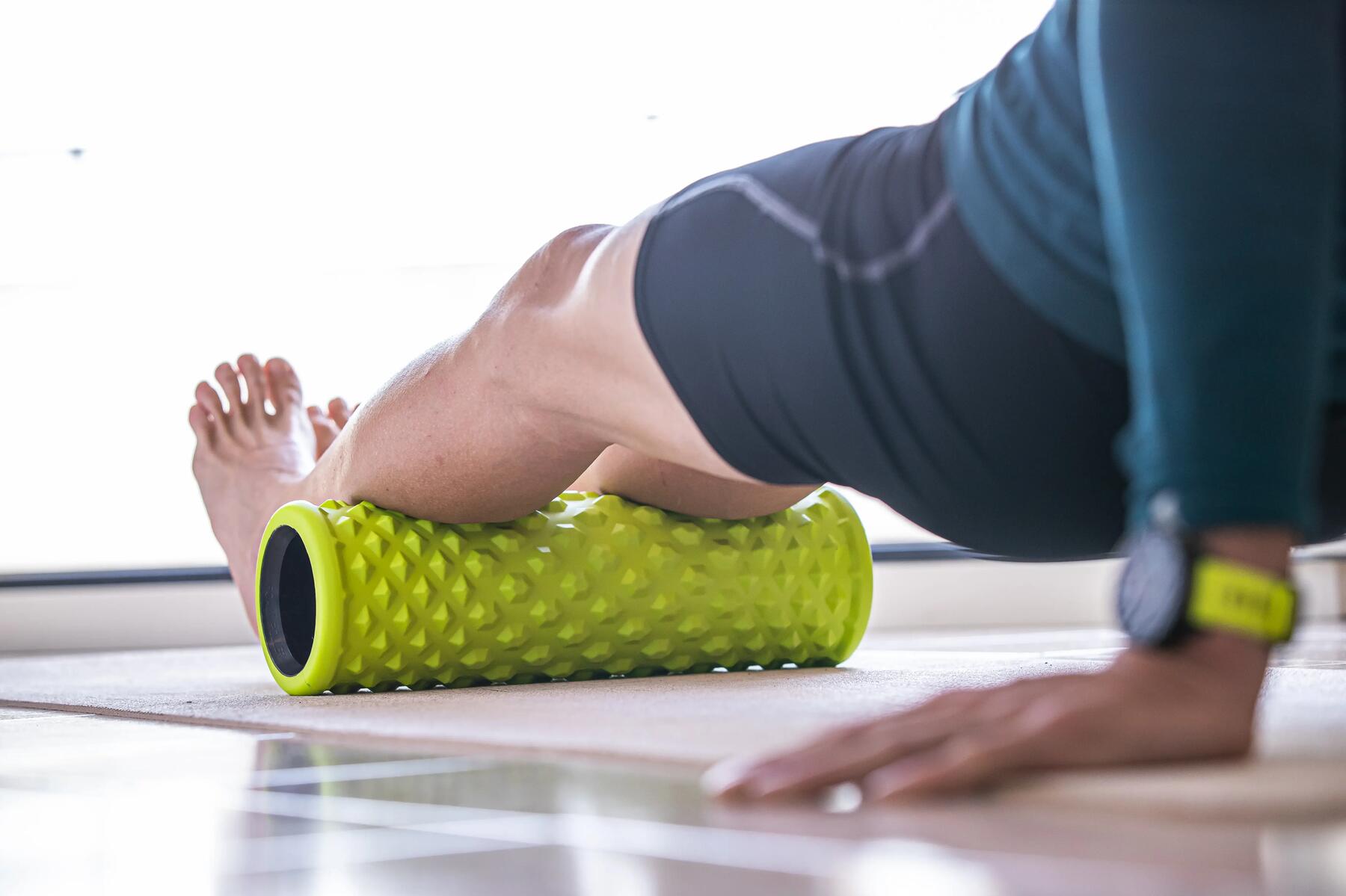 mujer masajeando cuerpo con foam roller