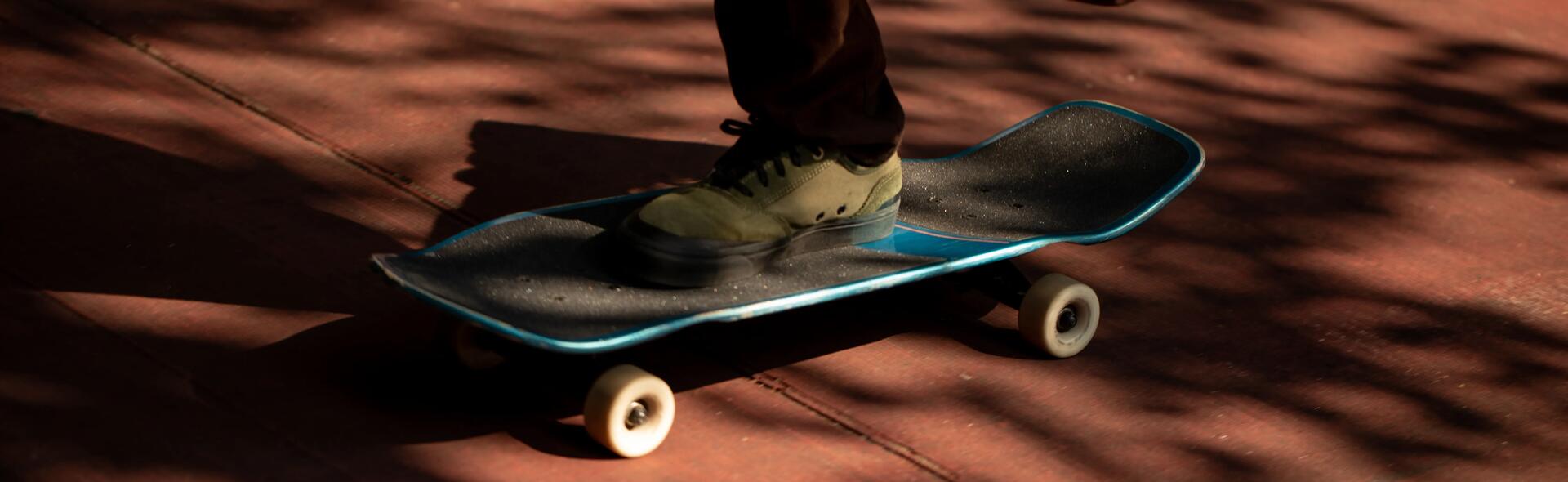 Decathlon skateboarding cruiser