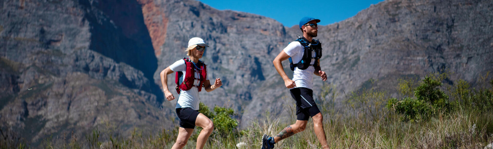 un homme et une femme courent par temps chaud à la montagne