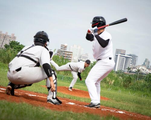 Zwei Personen spielen Baseball in der richtigen Position