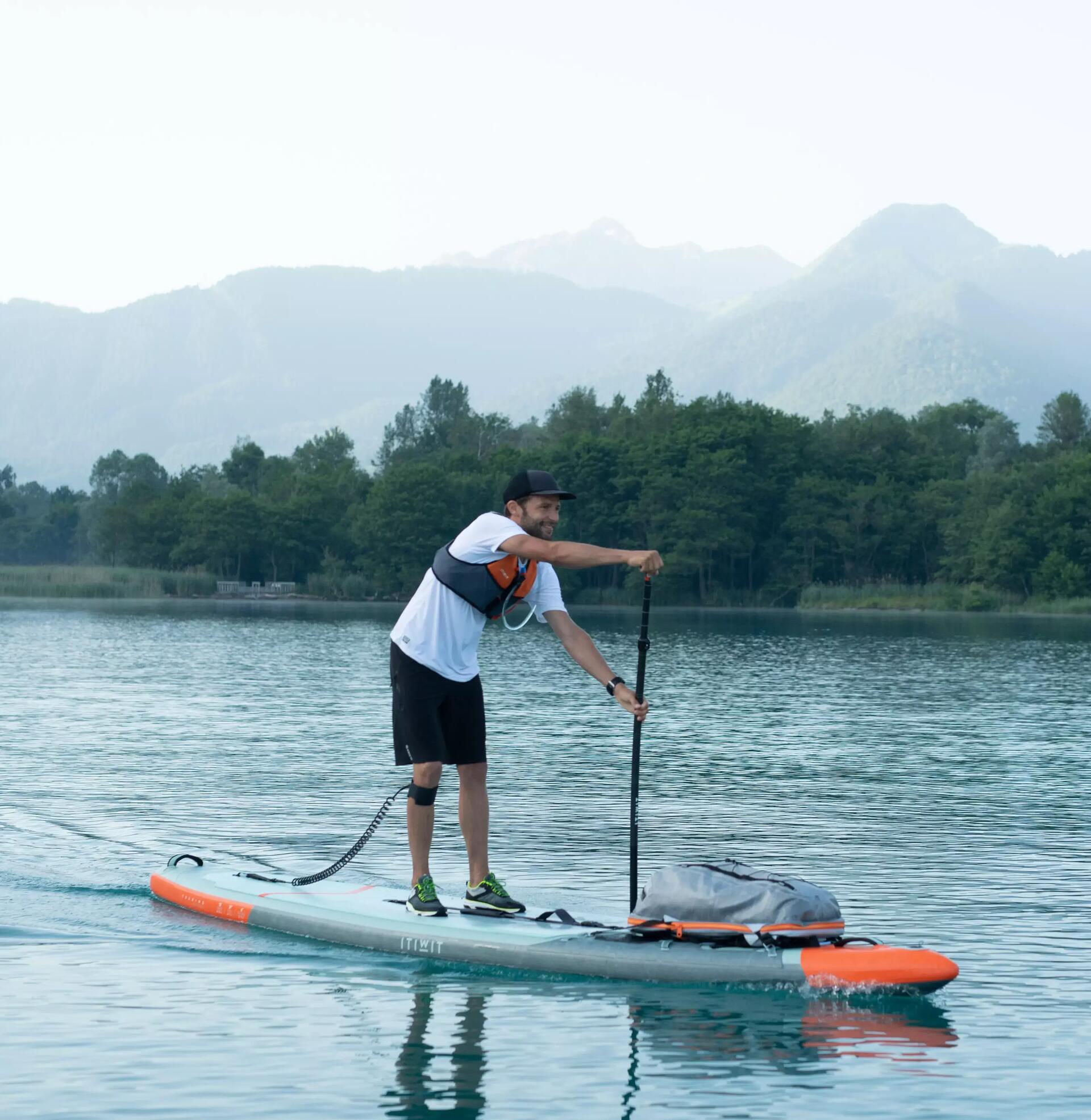 Stand Up Paddler auf einem See