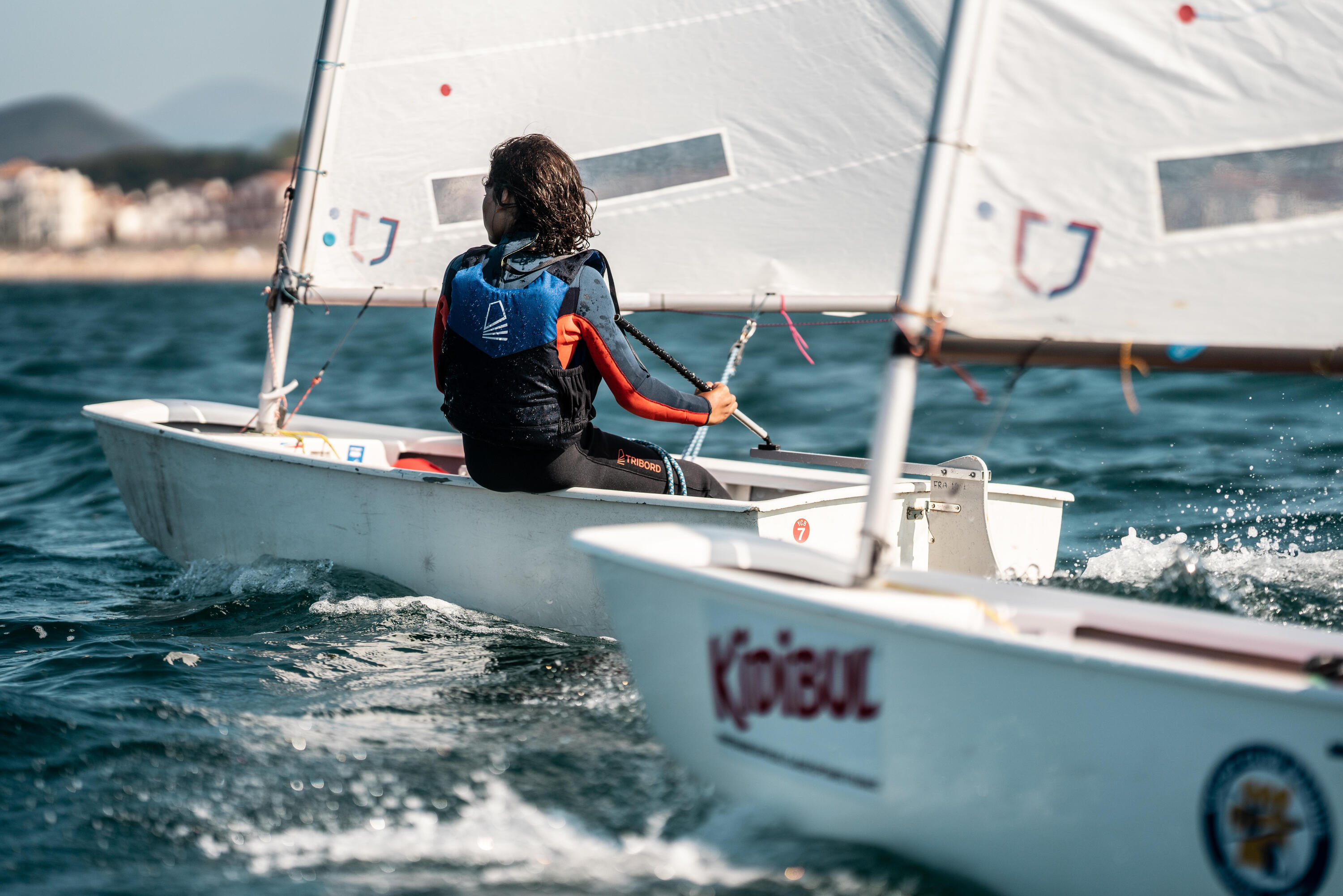Dětská kombinéza na jachting Dinghy 500 neopren 3/2 mm modro-oranžová 8/10