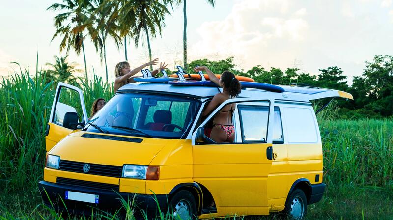 ¿Cómo transportar una tabla de surf en el coche?