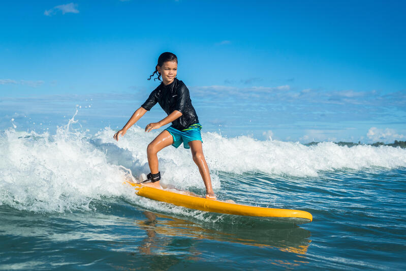 Niño haciendo surf