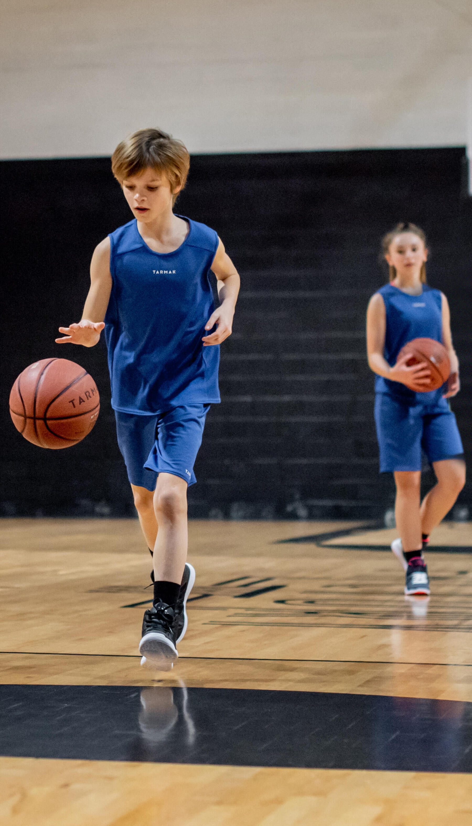 oefeningen-dribbel-bal-basketbal-kind-beginner