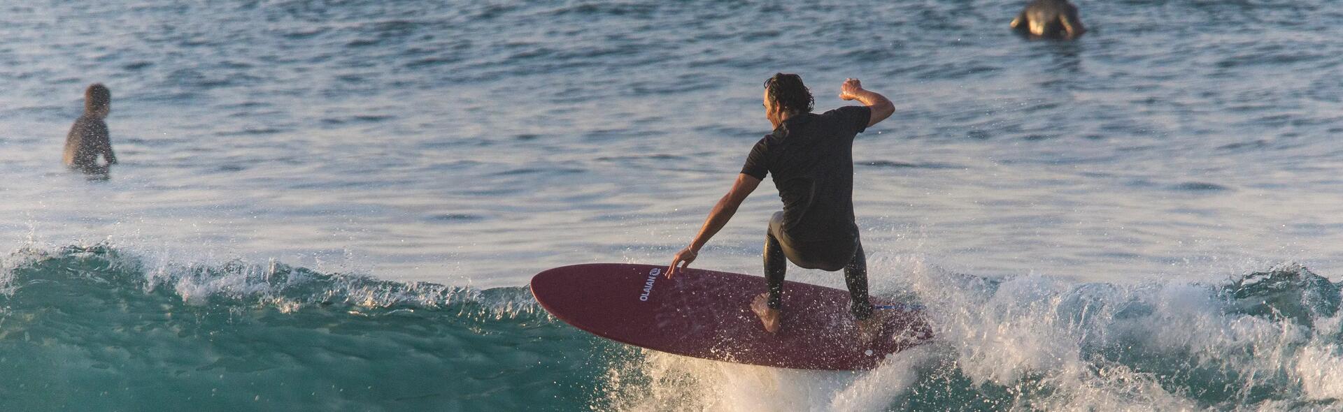 Cum să alegi un top anti-UV sau din neopren pentru surf?
