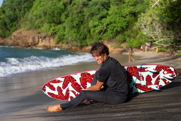 Sonnenschutz am Meer Surfer mit Legings und Shirt am Strand