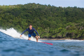 Cum să alegi un top anti-UV sau din neopren pentru surf?