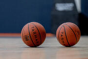 2 basketbalové míče na zemi