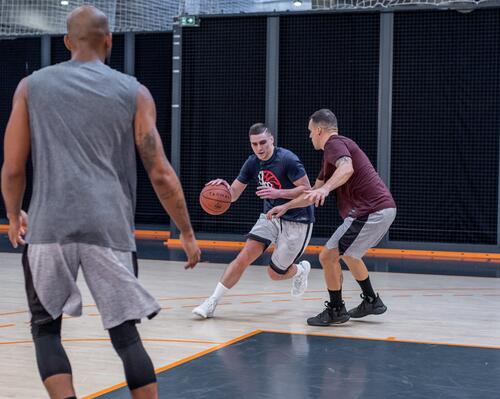 hommes pratiquent le basketball 