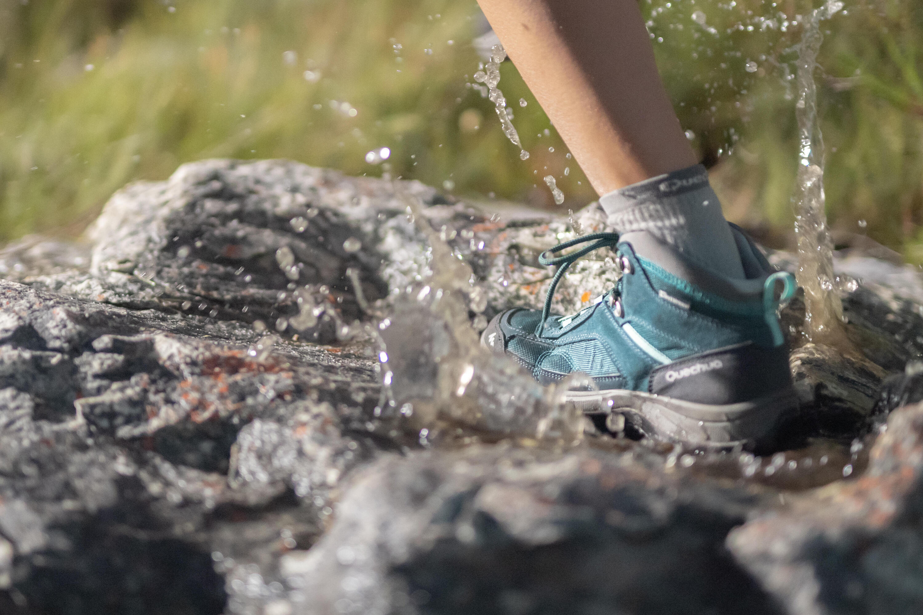 Women’s waterproof mountain walking boots - MH100 Mid - Turquoise 8/11