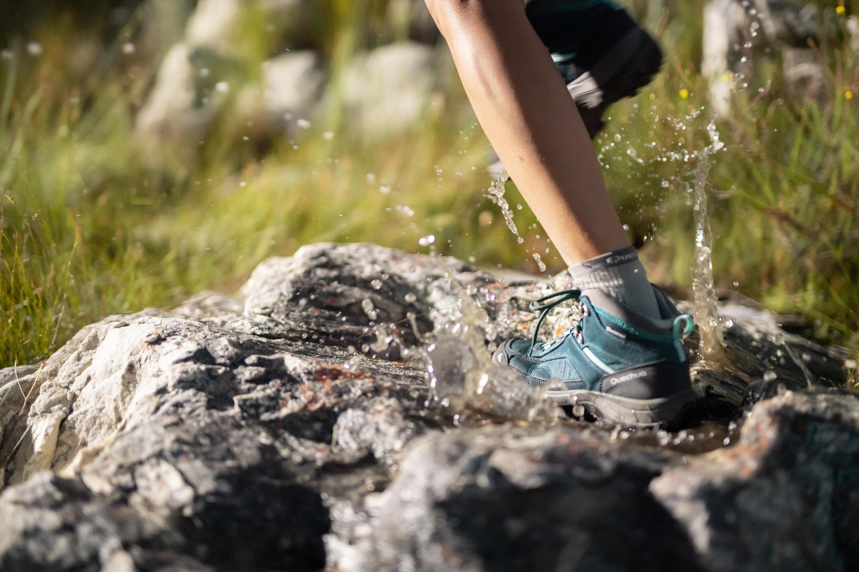 Women’s waterproof mountain walking boots - MH100 Mid - Turquoise 2/6